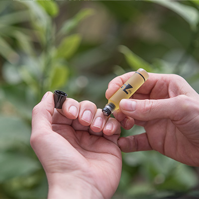Spitzengefühl Nagelhautöl No 79 Roll-on auf Hand aufgetragen