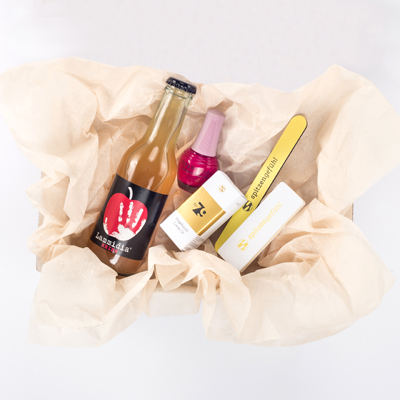Beauty Box mit Pflegeprodukten für Naturnägel und einer kleinen Flasche Cidre