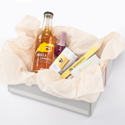 Beauty Box mit Pflegeprodukten für Naturnägel und einer kleinen Flasche Naturwein weiß