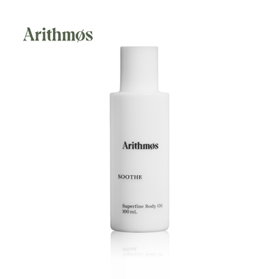 SOOTHE Körperpflegeöl von Arithmos mit seiner entspannenden Mischung aus ätherischen Ölen verleiht einem ein Gefühl der Ruhe und Entspannung